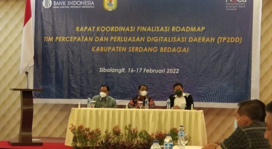 Bupati Sergai Darma Wijaya memberikan sambutan dalam Rakor Finalisasi Roadmap (Peta Jalan) TP2DD di The Hill Hotel and Resort Sibolangit, Kabupaten Deli Serdang, Rabu (16/2/2022).