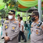 Kapolres Sergai AKBP Dr Ali Machfud (kiri) meninjau meninjau Gebyar Vaksinasi di Desa Sei Bamban Estate, Jumat (18/02/2022).