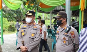 Kapolres Sergai AKBP Dr Ali Machfud (kiri) meninjau meninjau Gebyar Vaksinasi di Desa Sei Bamban Estate, Jumat (18/02/2022).