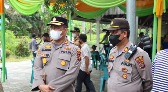 Kapolres Sergai AKBP Dr Ali Machfud (kiri) meninjau meninjau Gebyar Vaksinasi di Desa Sei Bamban Estate, Jumat (18/02/2022).
