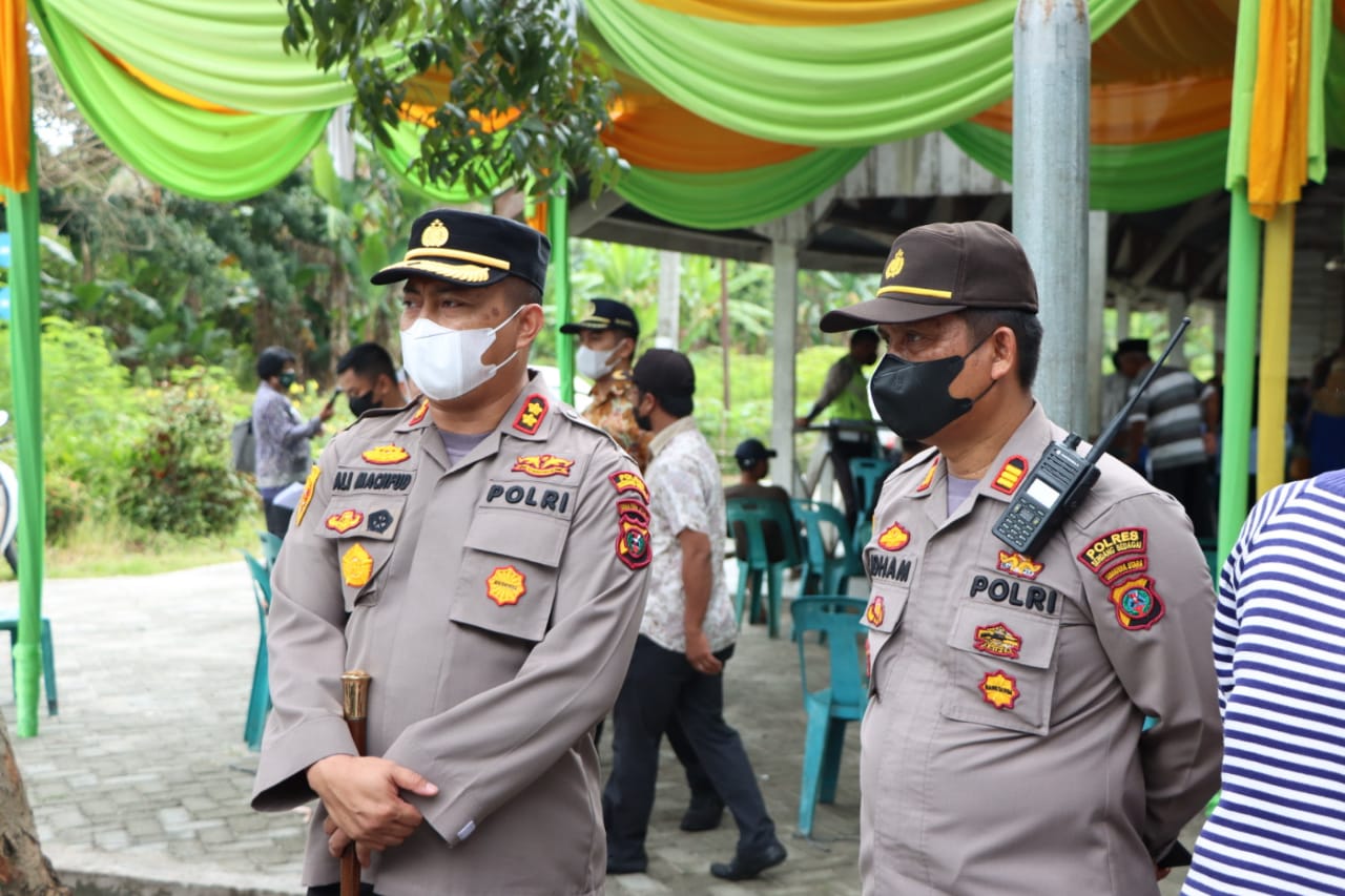 Kapolres Sergai AKBP Dr Ali Machfud (kiri) meninjau meninjau Gebyar Vaksinasi di Desa Sei Bamban Estate, Jumat (18/02/2022).