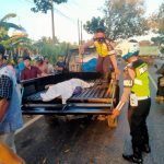 Petugas dari unit Lakalantas mengevakuasi korban tewas akibat tabrak lari.