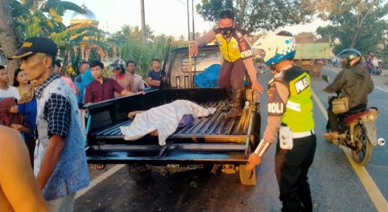 Petugas dari unit Lakalantas mengevakuasi korban tewas akibat tabrak lari.