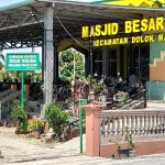 Salah satu personil Polres Sergai melakukan pengamanan di Masjid Jami'Besar Pekan Dolok Masihul.