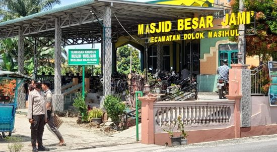 Salah satu personil Polres Sergai melakukan pengamanan di Masjid Jami'Besar Pekan Dolok Masihul.