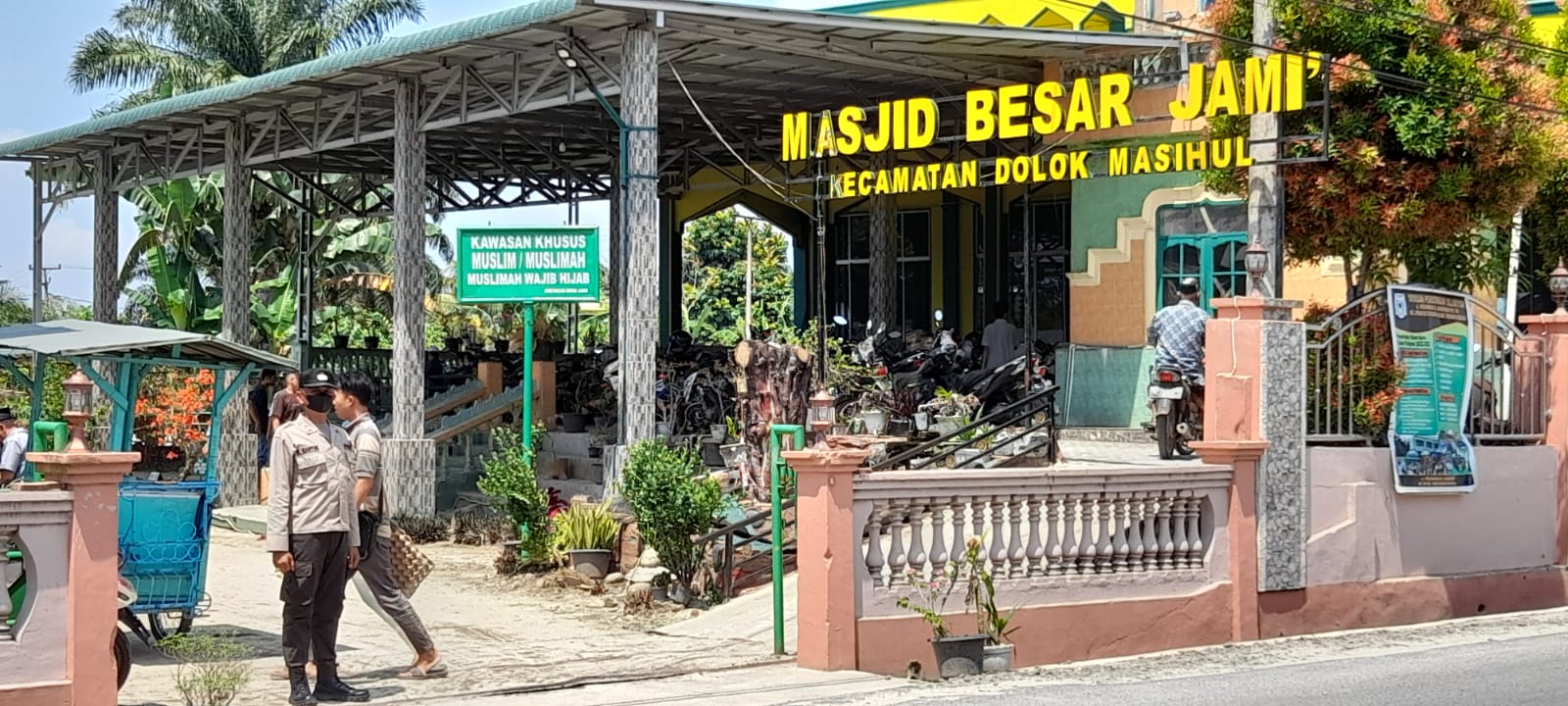 Salah satu personil Polres Sergai melakukan pengamanan di Masjid Jami'Besar Pekan Dolok Masihul.