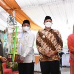Bupati Sergai Darma Wijaya (kanan) didampingi Wabup Adlin Tambunan menyerahkan tropy juara umum MTQ kepada Camat Dolok Masihul, Muryani,SE.