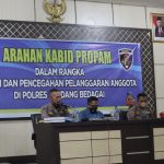 Kasubdit Provost AKBP Dadi Purba (kiri) menyampaikan arahan kepada jajaran personel Polres Sergai dalam rangka Mitigasi dan Pencegahan Pelanggaran Anggota.