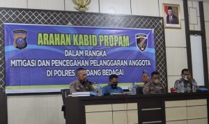 Kasubdit Provost AKBP Dadi Purba (kiri) menyampaikan arahan kepada jajaran personel Polres Sergai dalam rangka Mitigasi dan Pencegahan Pelanggaran Anggota.