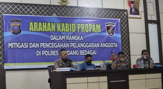 Kasubdit Provost AKBP Dadi Purba (kiri) menyampaikan arahan kepada jajaran personel Polres Sergai dalam rangka Mitigasi dan Pencegahan Pelanggaran Anggota.