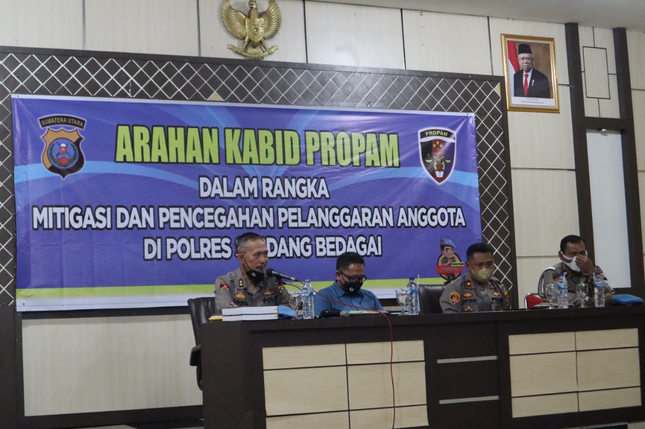 Kasubdit Provost AKBP Dadi Purba (kiri) menyampaikan arahan kepada jajaran personel Polres Sergai dalam rangka Mitigasi dan Pencegahan Pelanggaran Anggota.