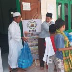 Suasana berlangsungnya pembagian nasi kotak kepada para jemaah Masjid Taqwim.
