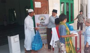 Suasana berlangsungnya pembagian nasi kotak kepada para jemaah Masjid Taqwim.