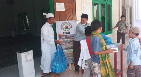 Suasana berlangsungnya pembagian nasi kotak kepada para jemaah Masjid Taqwim.