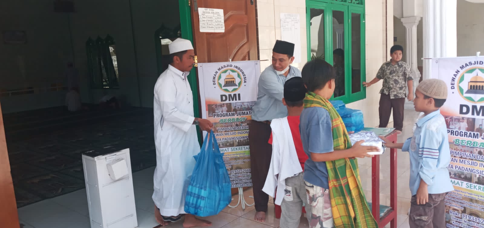 Suasana berlangsungnya pembagian nasi kotak kepada para jemaah Masjid Taqwim.