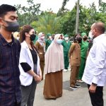 Gubernur Sumatera Utara (Sumut) Edy Rahmayadi bersama Panglima Daerah Militer (Pangdam) I/Bukit Barisan Mayjen TNI Hassanudin meresmikan sekaligus meninjau ruang isolasi terpadu dan kesiapan tenaga kesehatan untuk penangan Covid-19 di Asrama Haji Medan.