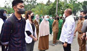 Gubernur Sumatera Utara (Sumut) Edy Rahmayadi bersama Panglima Daerah Militer (Pangdam) I/Bukit Barisan Mayjen TNI Hassanudin meresmikan sekaligus meninjau ruang isolasi terpadu dan kesiapan tenaga kesehatan untuk penangan Covid-19 di Asrama Haji Medan.