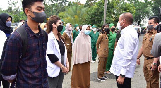 Gubernur Sumatera Utara (Sumut) Edy Rahmayadi bersama Panglima Daerah Militer (Pangdam) I/Bukit Barisan Mayjen TNI Hassanudin meresmikan sekaligus meninjau ruang isolasi terpadu dan kesiapan tenaga kesehatan untuk penangan Covid-19 di Asrama Haji Medan.