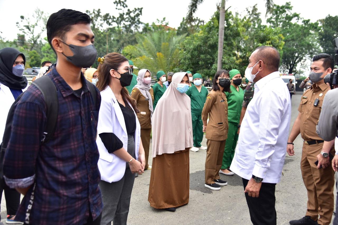 Gubernur Sumatera Utara (Sumut) Edy Rahmayadi bersama Panglima Daerah Militer (Pangdam) I/Bukit Barisan Mayjen TNI Hassanudin meresmikan sekaligus meninjau ruang isolasi terpadu dan kesiapan tenaga kesehatan untuk penangan Covid-19 di Asrama Haji Medan.