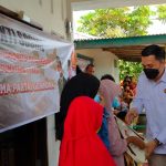 Riski Ramadhan Hasibuan memberikan bingkisan kepada warga ditengah kunjungan Reses di Sei Bamban.