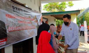 Riski Ramadhan Hasibuan memberikan bingkisan kepada warga ditengah kunjungan Reses di Sei Bamban.