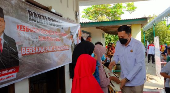 Riski Ramadhan Hasibuan memberikan bingkisan kepada warga ditengah kunjungan Reses di Sei Bamban.
