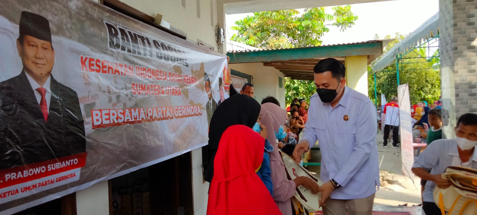 Riski Ramadhan Hasibuan memberikan bingkisan kepada warga ditengah kunjungan Reses di Sei Bamban.
