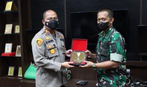 Komandan Batalyon 122/TS, Letkol Inf. Antony Triwibowo, memberikan cinderamata kepada Kapolres Sergai AKBP Ali Machfud, Rabu (23/4/2022).