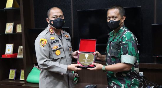 Komandan Batalyon 122/TS, Letkol Inf. Antony Triwibowo, memberikan cinderamata kepada Kapolres Sergai AKBP Ali Machfud, Rabu (23/4/2022).