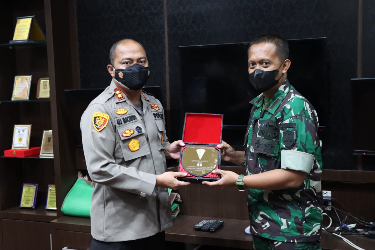 Komandan Batalyon 122/TS, Letkol Inf. Antony Triwibowo, memberikan cinderamata kepada Kapolres Sergai AKBP Ali Machfud, Rabu (23/4/2022).