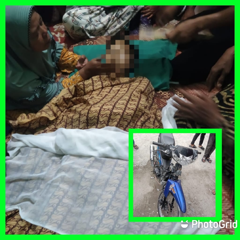 Fajar Sidik (17)  Warga Dusun VII Desa Celawan,korban meninggal akibat lakalantas di semayamkan di rumah duka.(Inzet) sepeda motor korban.