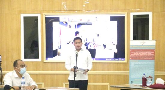 Wabup Sergai H. Adlin Umar Yusri Tambunan saat memberikan sambutan pada Rapat Pleno Pelaksanaan dan Evaluasi Program Kerja Tim Percepatan Akses Keuangan Daerah (TPAKD).