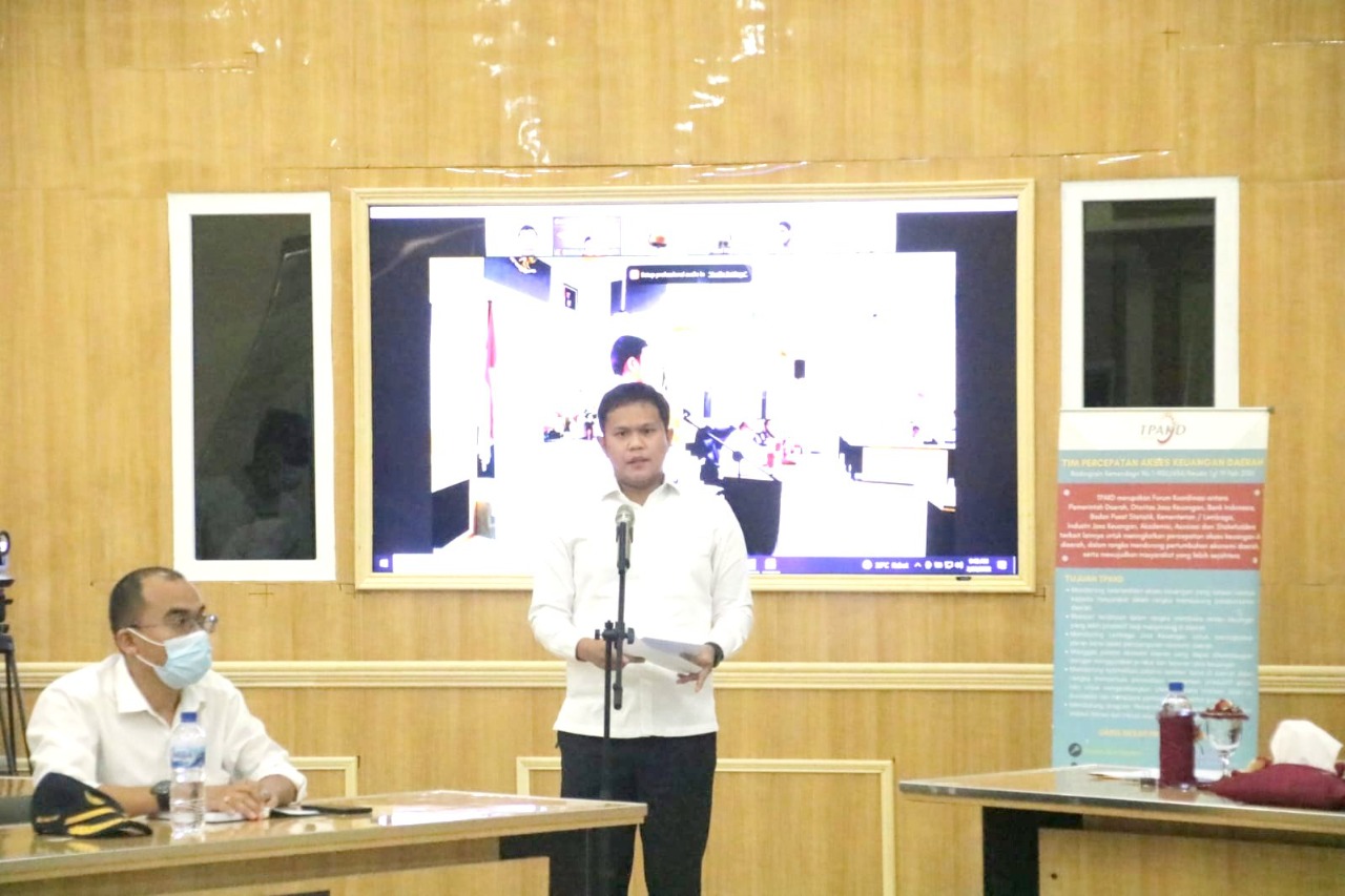 Wabup Sergai H. Adlin Umar Yusri Tambunan saat memberikan sambutan pada Rapat Pleno Pelaksanaan dan Evaluasi Program Kerja Tim Percepatan Akses Keuangan Daerah (TPAKD).
