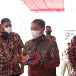 Bupati Sergai Darma Wijaya menyerahkan buku tabungan kepada salah satu guru sekolah minggu yang hadir dalam temu ramah di Halaman Kantor Bupati.(Photo: Kominfo/Mitanews.co.id ).