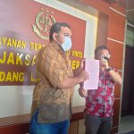 Kasi Intel Kejari Paluta Hendrik Dolok Tambunan SH (kanan) bersama Kasi Pidsus Johannes Pasaribu SH (kiri) menunjukkan surat penetapan tersangka mantan kades Janji Manahan Gul, Jum'at (25/2/2022).
