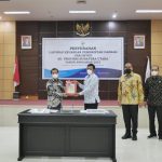 Wabup Sergai Adlin Tambunan (kanan) menyerahkan Laporan Keuangan Pemerintah Daerah (LKPD) yang diterima Kepala BPK RI Perwakilan Provsu,  Eydu Oktain Panjaitan di Gedung BPK RI perwakilan Provsu.