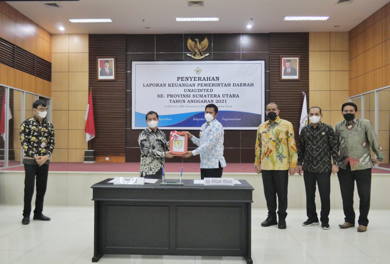 Wabup Sergai Adlin Tambunan (kanan) menyerahkan Laporan Keuangan Pemerintah Daerah (LKPD) yang diterima Kepala BPK RI Perwakilan Provsu,  Eydu Oktain Panjaitan di Gedung BPK RI perwakilan Provsu.