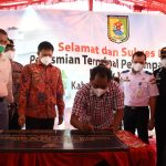 Bupati Sergai Darma Wijaya menandatangani prasasti tanda peresmian Terminal Penumpang Tipe C Dolok Masihul. 