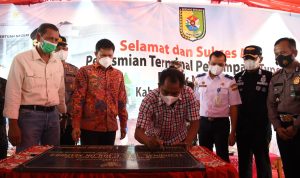 Bupati Sergai Darma Wijaya menandatangani prasasti tanda peresmian Terminal Penumpang Tipe C Dolok Masihul. 