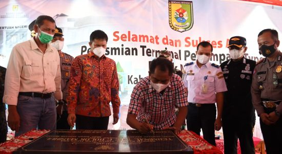 Bupati Sergai Darma Wijaya menandatangani prasasti tanda peresmian Terminal Penumpang Tipe C Dolok Masihul. 