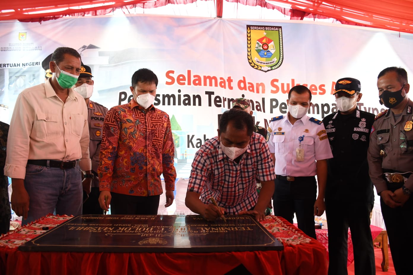 Bupati Sergai Darma Wijaya menandatangani prasasti tanda peresmian Terminal Penumpang Tipe C Dolok Masihul. 