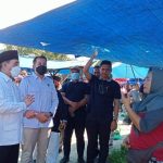 Anggota DPR RI, Romo H. R. Muhammad Syafi'i, S.H., M.Hum (kiri) kembali ke Pekan Lelo menyapa dan mendengarkan keluhan pedagang