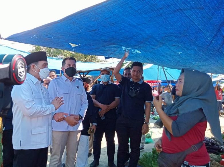 Anggota DPR RI, Romo H. R. Muhammad Syafi'i, S.H., M.Hum (kiri) kembali ke Pekan Lelo menyapa dan mendengarkan keluhan pedagang