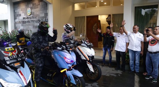 Wakil Gubernur (Wagub) Sumut Musa Rajekshah melepas keberangkatan Xmax Owner Sumatera (XOS) di Sumatera Utara (Sumut) yang akan berpetualang ke Riau hingga puncaknya Sumatera Barat (Sumbar) untuk melakukan deklarasi XOS, di Rumah Dinas Wagub, Jalan Teuku Daud, Medan, Kamis (24/2).