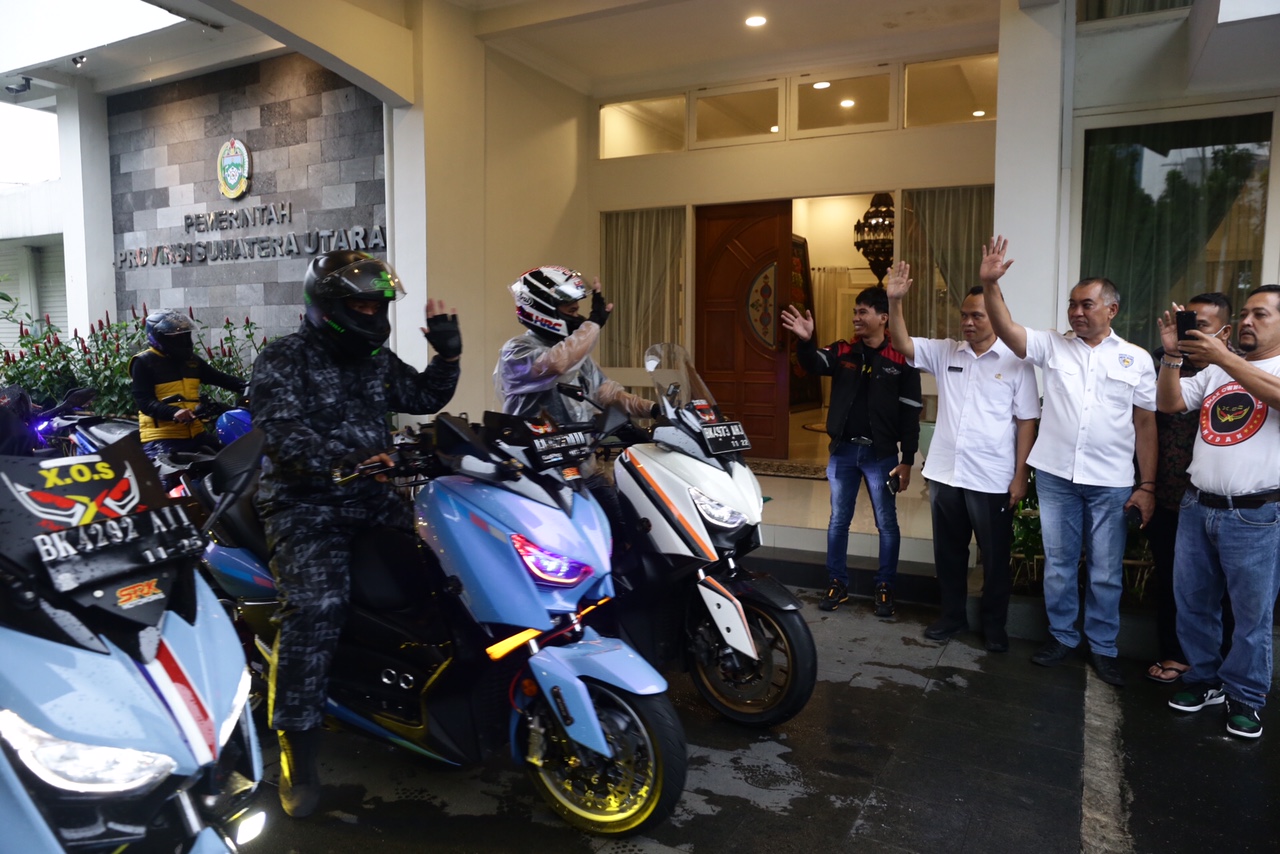 Wakil Gubernur (Wagub) Sumut Musa Rajekshah melepas keberangkatan Xmax Owner Sumatera (XOS) di Sumatera Utara (Sumut) yang akan berpetualang ke Riau hingga puncaknya Sumatera Barat (Sumbar) untuk melakukan deklarasi XOS, di Rumah Dinas Wagub, Jalan Teuku Daud, Medan, Kamis (24/2).