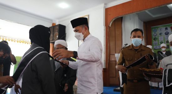 Wakil Gubernur (Wagub) Sumatera Utara (Sumut) Musa Rajekshah mewisuda sebanyak 13 Hafiz dan Hafizah 30 Juz Angkatan I Perkumpulan Pesantren Dakwah untuk Tahfiz Alquran dan Kajian Keislaman (PPDTKS) se-Sumut di Pendopo Umar Baku, Jalan Veteran, Kota Binjai, Selasa (1/3).