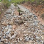 Ruas jalan kabupaten di Luat Doloksordang, terlihat amat menyulitkan masyarakat setiap hari saat beraktifitas.