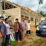 Ketua NU Care Lazisnu Kota Padangsidimpuan, Ustadz Zulpan Harahap, S.S.M.Pd.M.Kom (pakai rompi) saat menyerahkan batuan dua kodi seng kepada Yayasan Syekh Alihasan Addary Aek Tuhul Sabtu (05/03/2022).