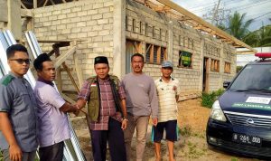 Ketua NU Care Lazisnu Kota Padangsidimpuan, Ustadz Zulpan Harahap, S.S.M.Pd.M.Kom (pakai rompi) saat menyerahkan batuan dua kodi seng kepada Yayasan Syekh Alihasan Addary Aek Tuhul Sabtu (05/03/2022).