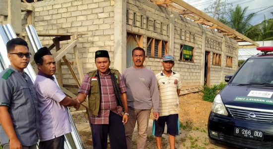 Ketua NU Care Lazisnu Kota Padangsidimpuan, Ustadz Zulpan Harahap, S.S.M.Pd.M.Kom (pakai rompi) saat menyerahkan batuan dua kodi seng kepada Yayasan Syekh Alihasan Addary Aek Tuhul Sabtu (05/03/2022).